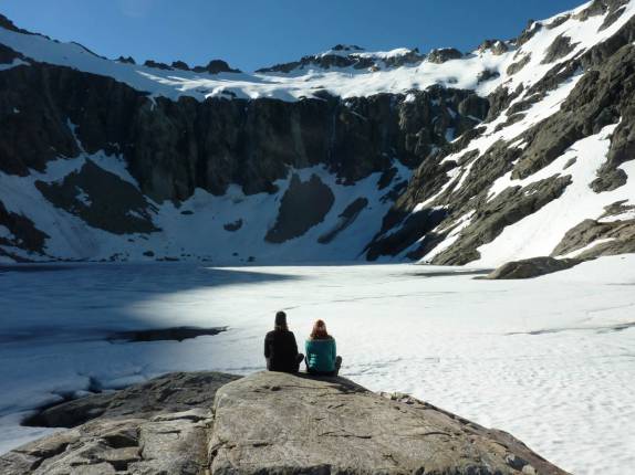 Com a Rowan, admirando a paisagem gelada da Laguna Témpanos, 45 minutos acima do refúgio San Martín, região de Bariloche, na Argentina